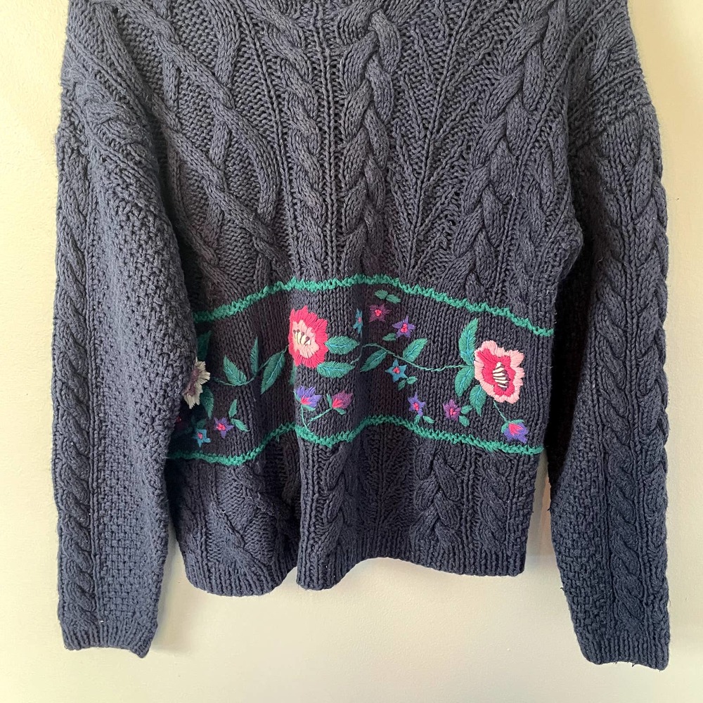 Vintage Hand Knit Cable Knit Floral Sweater in Navy Size Small - Picture 3 of 13